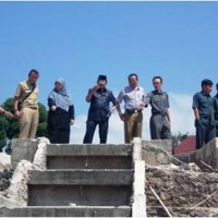 Anggota DPRD Kuningan dari komisi C saat sidak pembangunan taman kota cirendang.